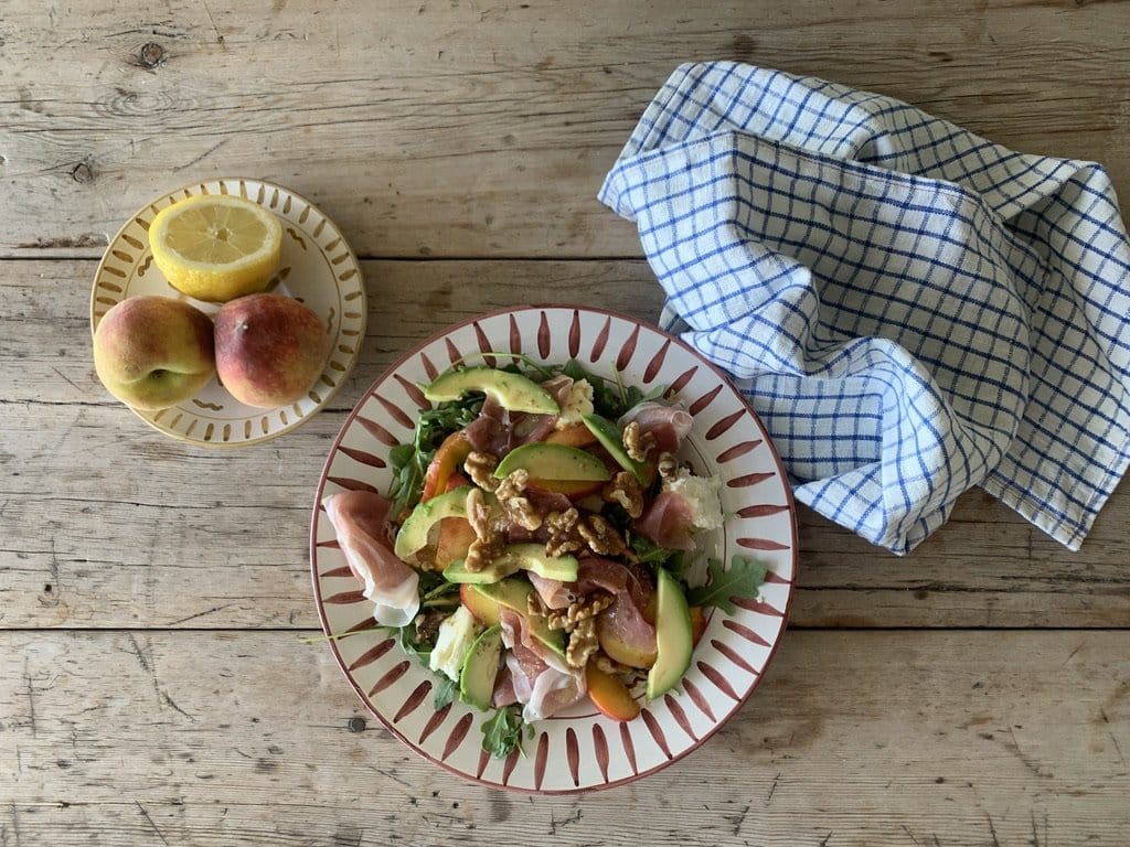 Salat med stekt fersken og burrata